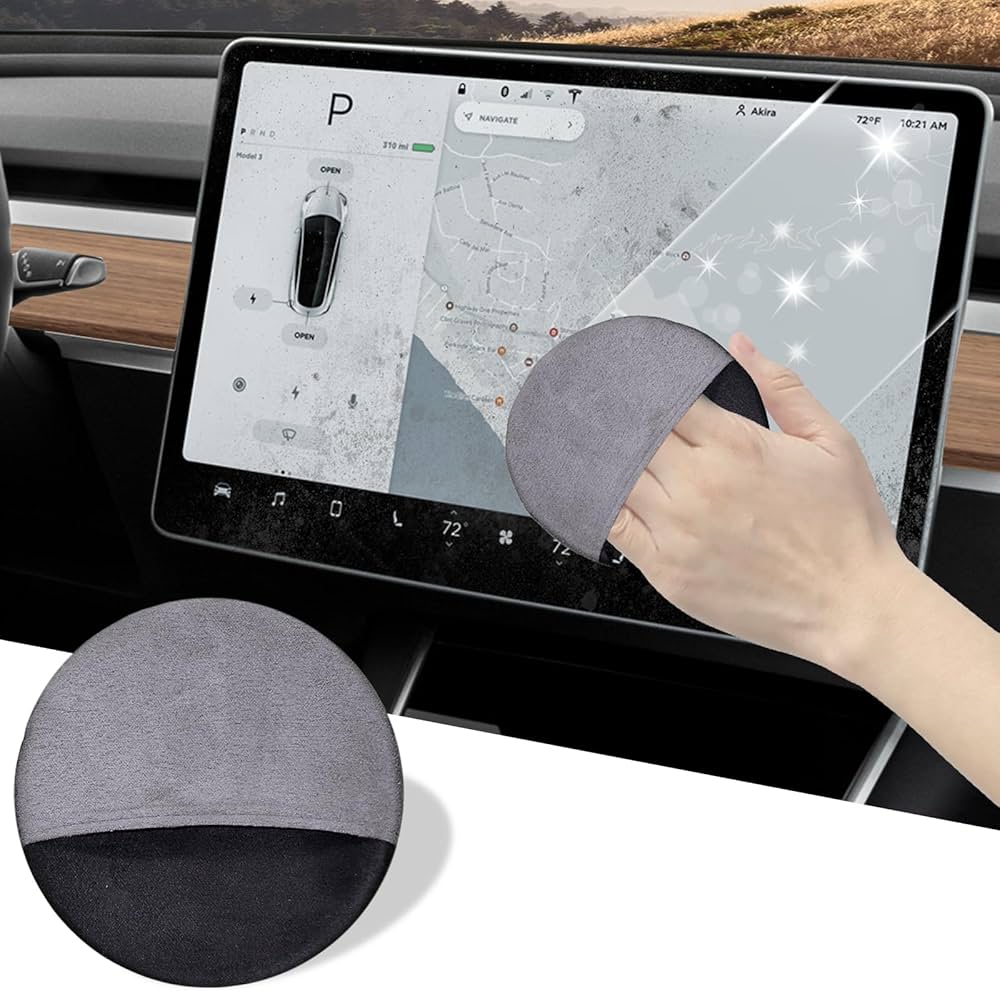 Main nettoyant un écran tactile de voiture avec un chiffon en microfibre, montrant une meilleure clarté.