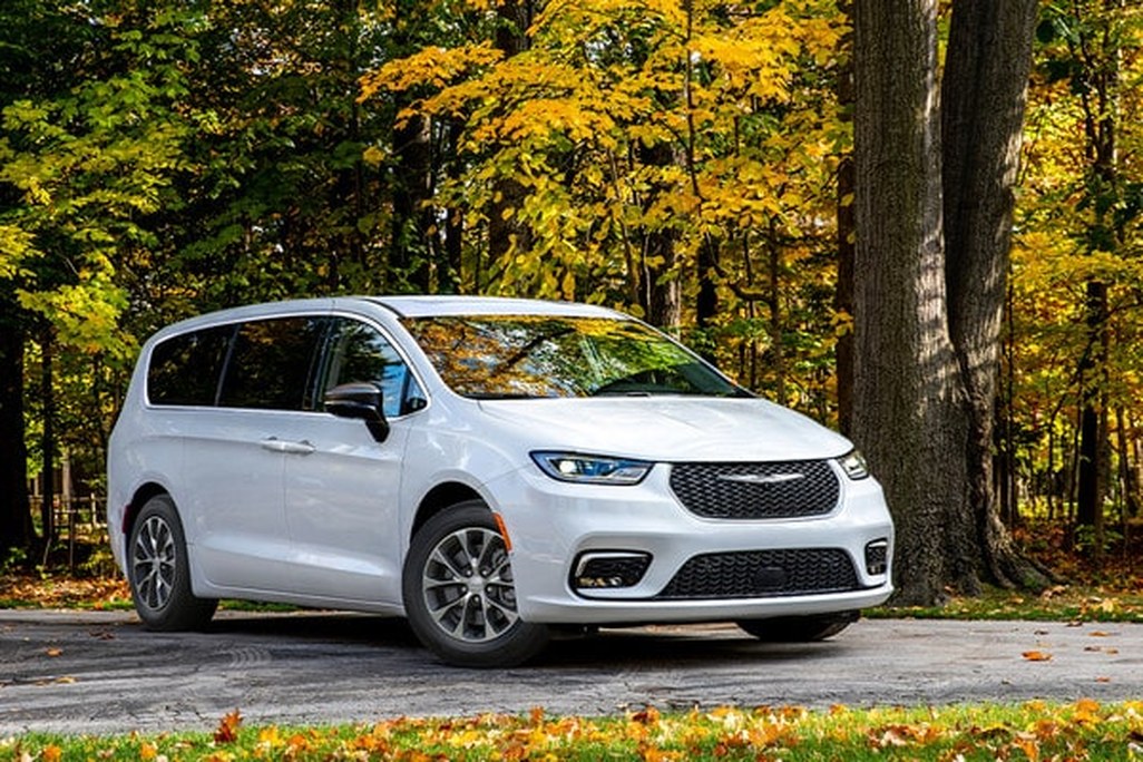 How the Chrysler Pacifica Hybrid Saves Fuel on Family Duty